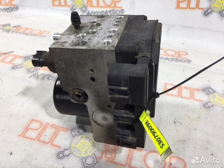 Блок ABS под капотом Toyota Caldina (AT211G,ST210