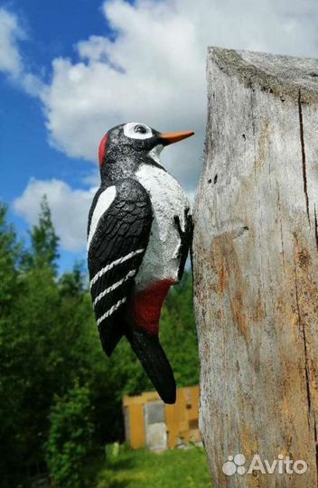 Садовая навесная фигурка дятел