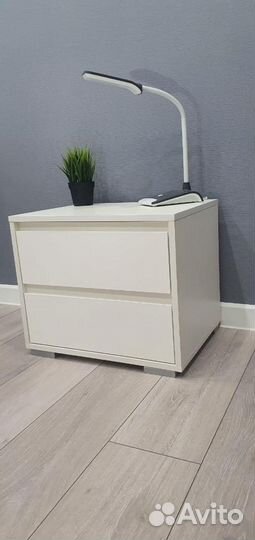 Тумба белая прикроватная с ящиками
