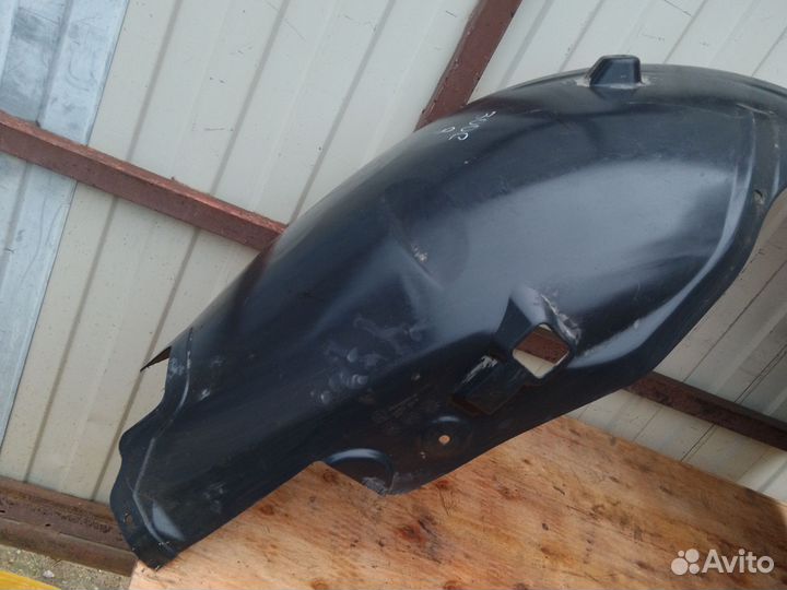 Подкрылок передний правый Chrysler 300C