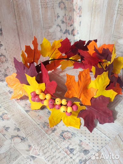 Осенний венок с листьями