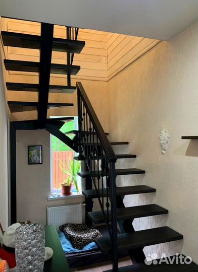 Лестница на металлокаркасе закрытого типа