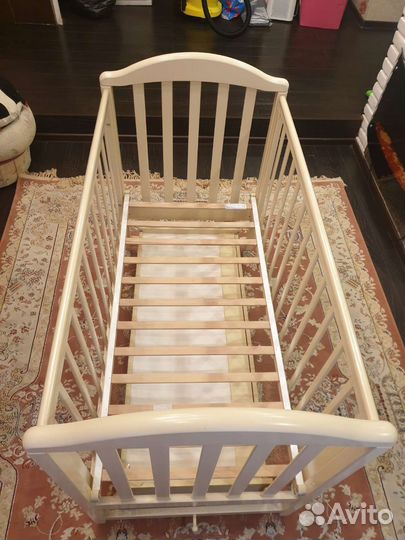 Детская кроватка с маятником