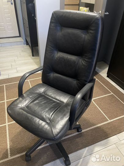 Офисное кожаное кресло бу