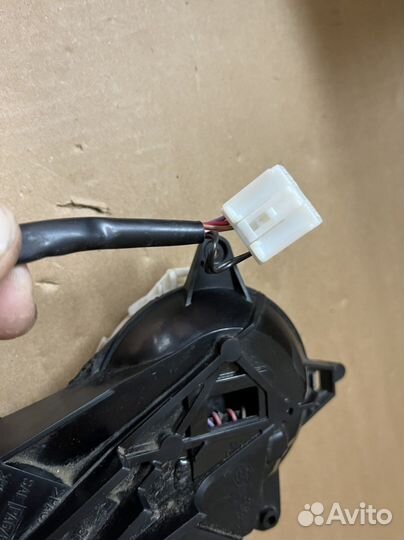 Крепление правого зеркала Toyota RAV4 30
