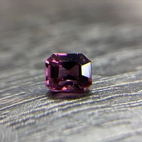 Шпинель малиновая природная, 5.4х4.3, 0.7ct