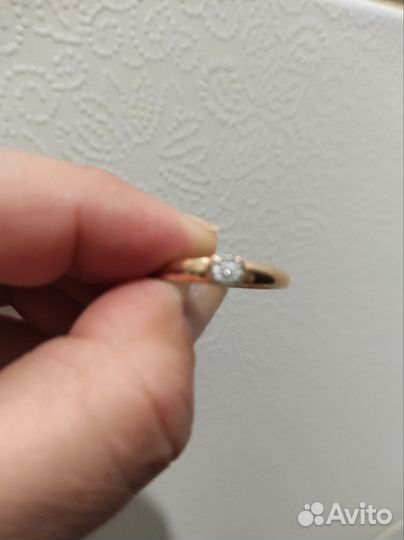 Золотое кольцо с бриллиантом