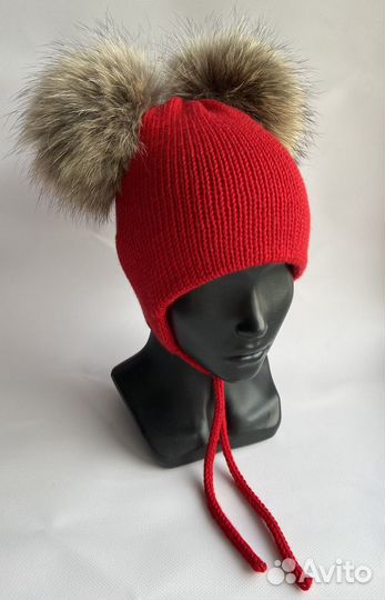 Шапка с помпонами енота зима
