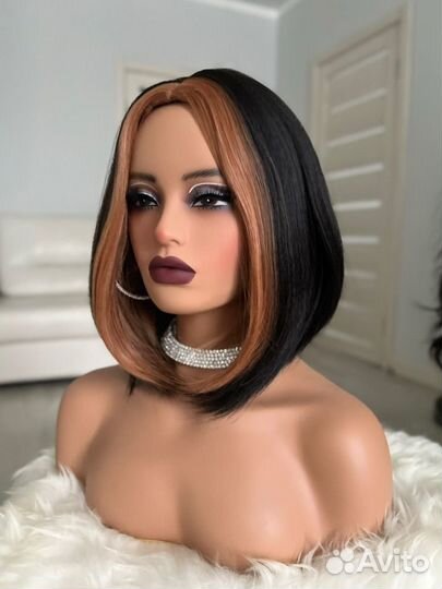 Парик каре с прядями