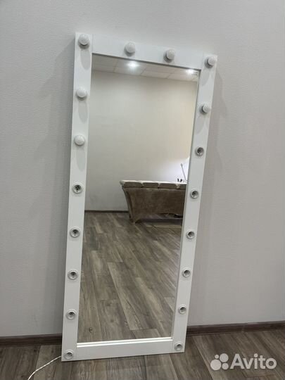 Гримерное зеркало с лампочками