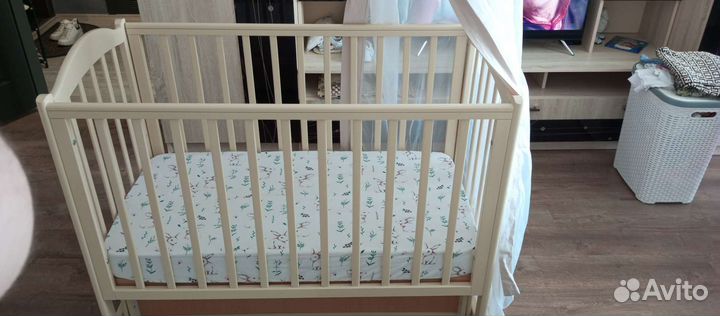 Детская кроватка с маятником