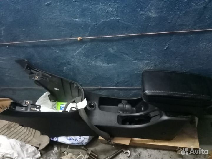 Подлокотник с тоннелем на круз