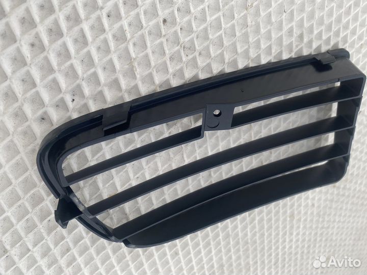 Заглушка в бампер левая mitsubishi carisma рест