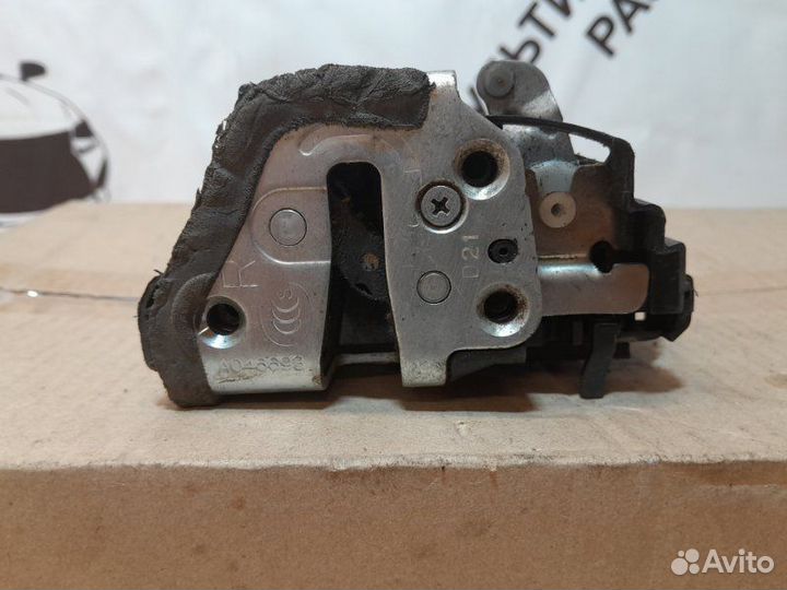 Замок двери задний правый Toyota Camry 50