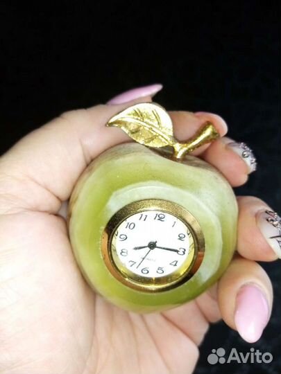 Часы из оникса