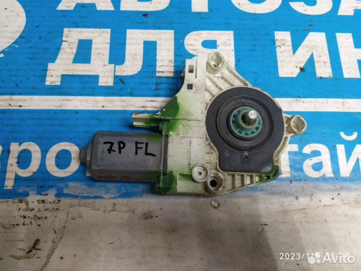 Мотор стекла перений левый VW Touareg 7P 10-18