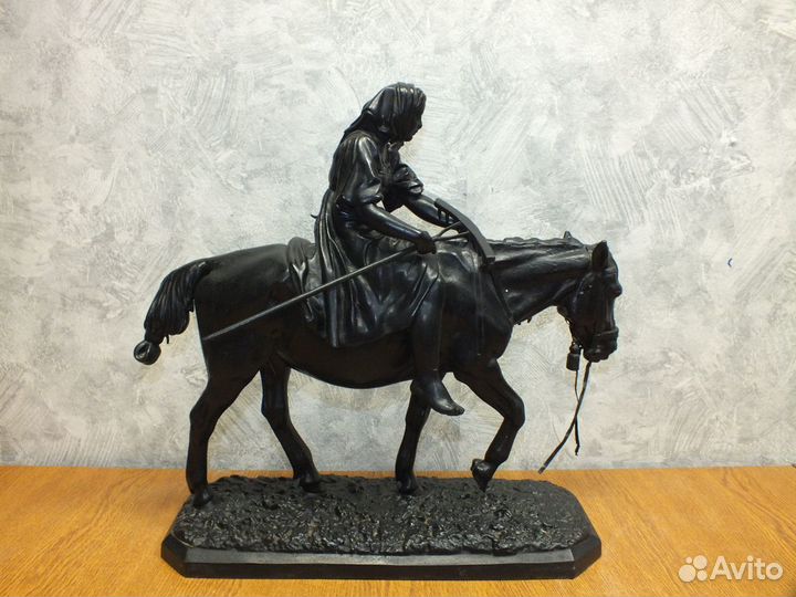 Статутка касли крестьянка С граблями на лошади