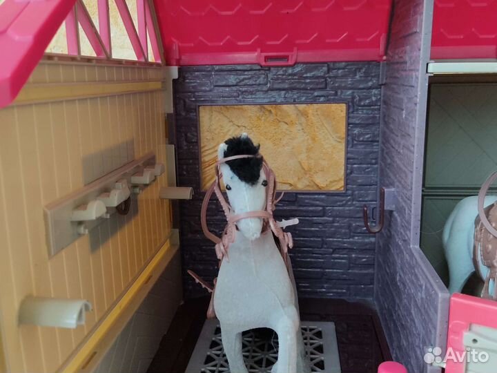 Конюшня lori с лошадьми