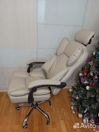 Офисное кресло с подставкой для ног