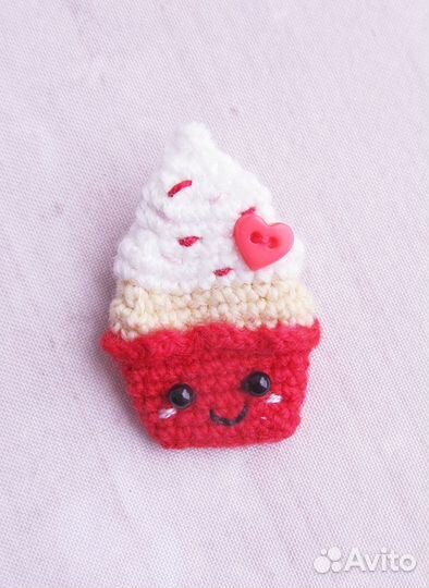 Вязаная брошка 