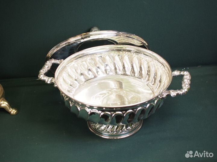 Антикварное металлическое блюдо с крышкой. Европа