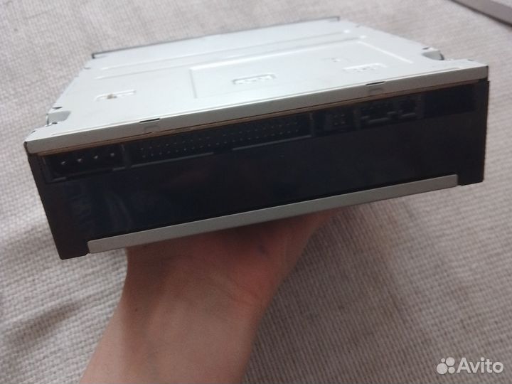 CD дисковод подключается по разъему scsi