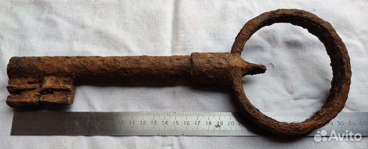 Огромный старинный ключ