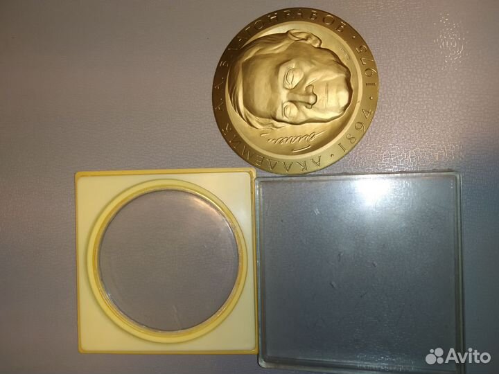 Настольная медаль 