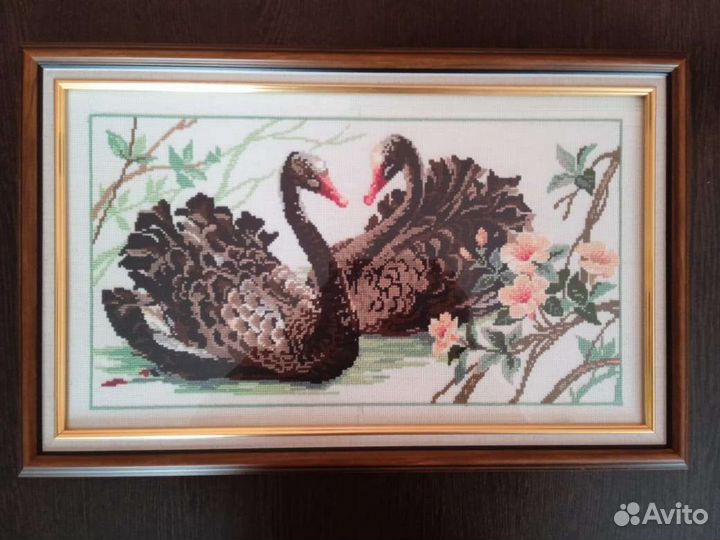 Несколько вышитых картин в рамке