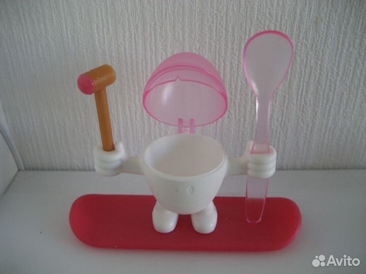 Подставка под яйцо с молоточком