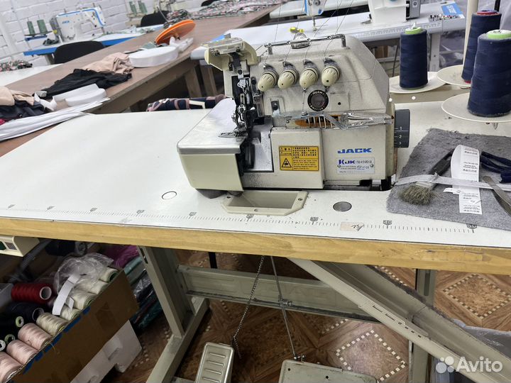 Машина швейная оверлок