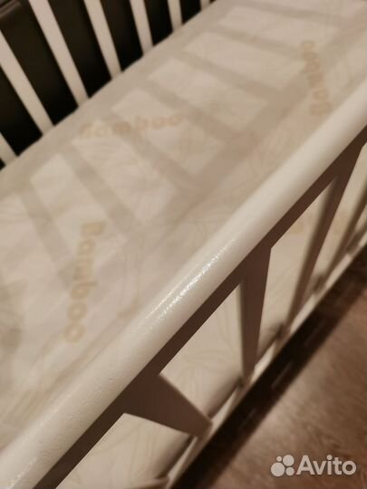 Детская кроватка с поперечным маятником