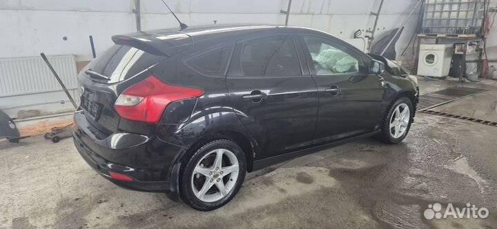 Ford Focus 1.6 МТ, 2011, битый, 220 000 км