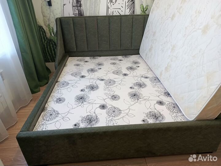 Кровать двухспальная с матрасом