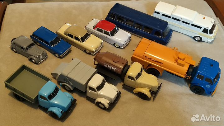 Модели автомобилей и тракторов и журналы из серий