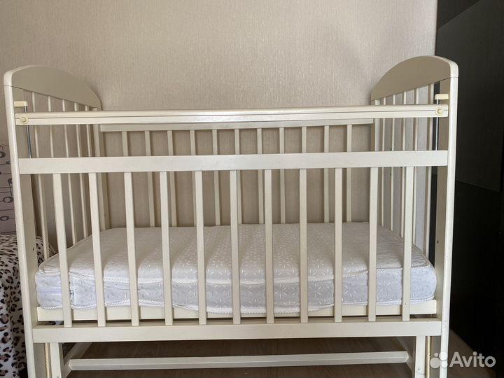 Детская кроватка с маятником