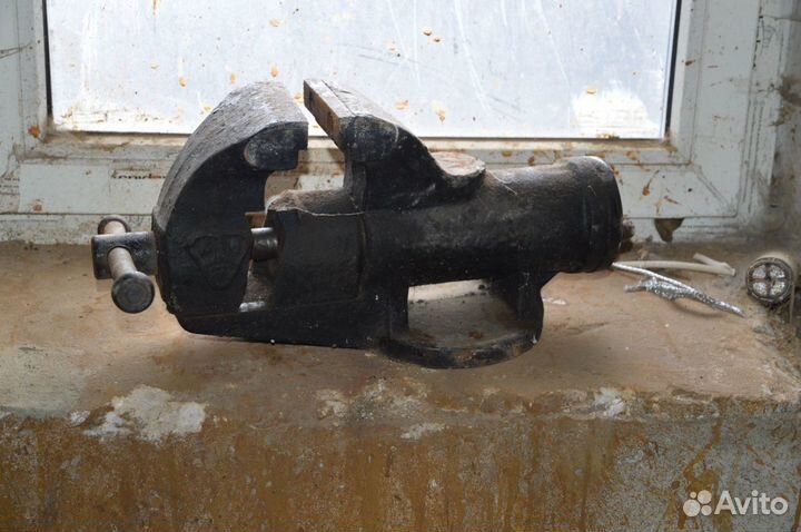 Тиски старинные, довоенные