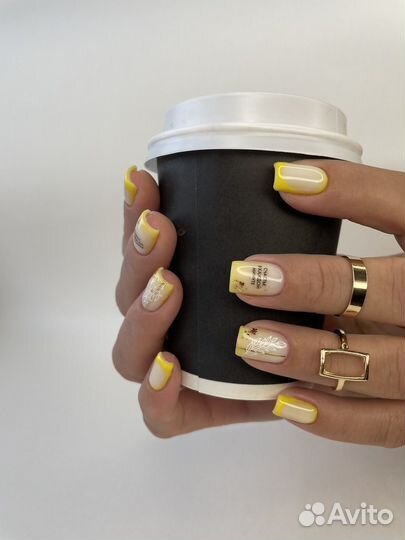 Модель на маникюр