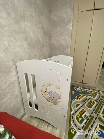 Детская кроватка с маятником