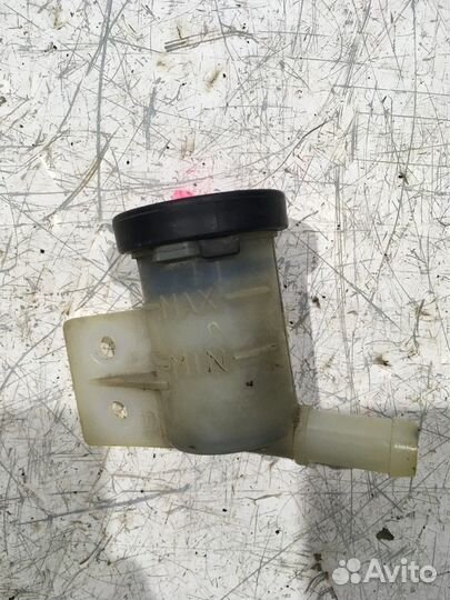 Бачок главного цилиндра сцепления (Nissan Primera)
