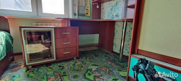 Угловой письменный стол с полками