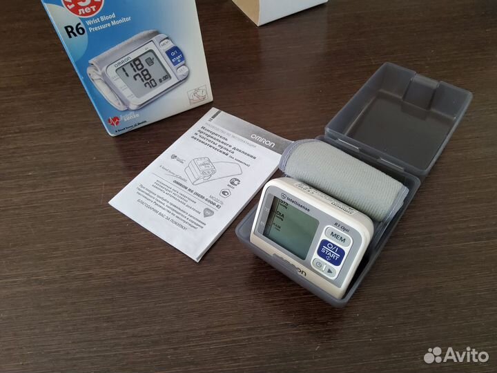 Тонометр на запястье omron