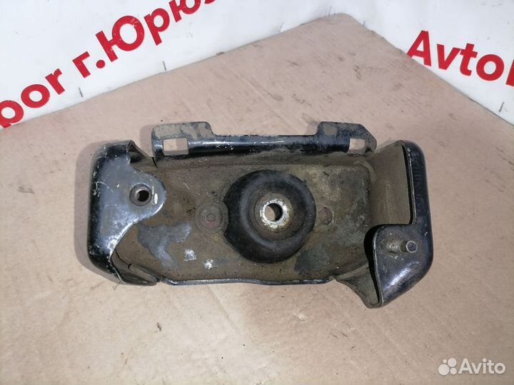 Опора двигателя левая Peugeot 206 с кронштейном