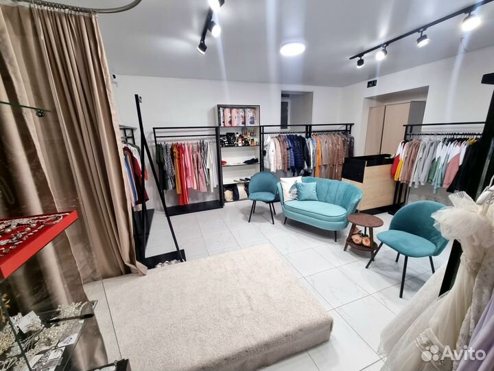 Аренда рейла, вешала, полки в шоу-руме