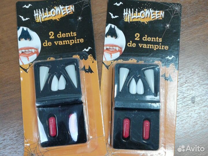 Клыки вампира с капсулами крови