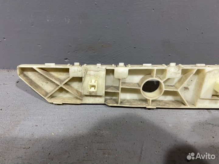 Крепление бампера заднее правое Nissan Teana J32