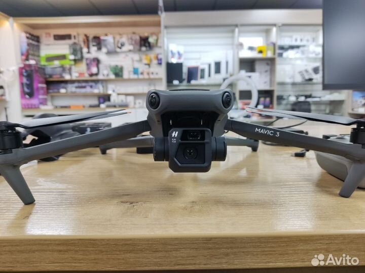 Квадрокоптер DJI Mavic 3 с тремя батареями