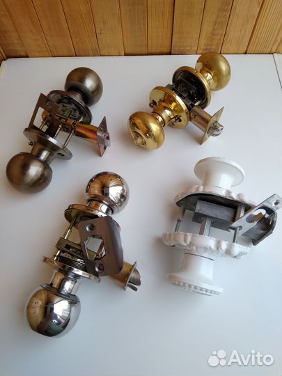 Замки врезные разные и ручки дверные