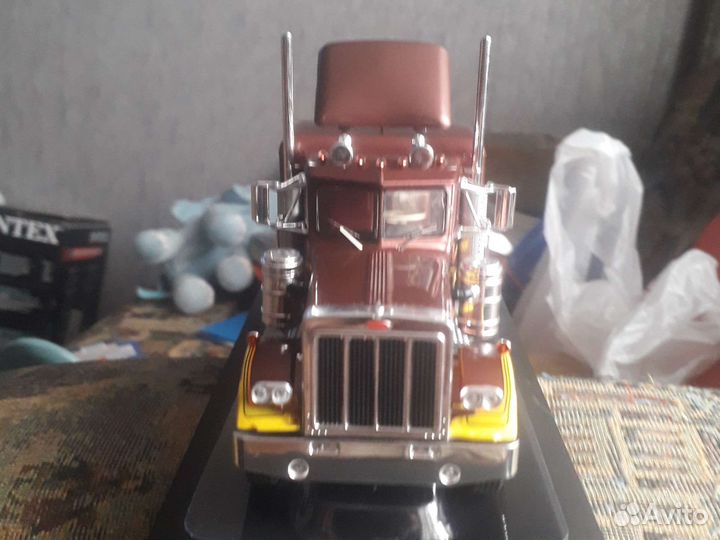 Модель грузовика Peterbilt 359