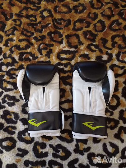 Боксерские перчатки и шлем